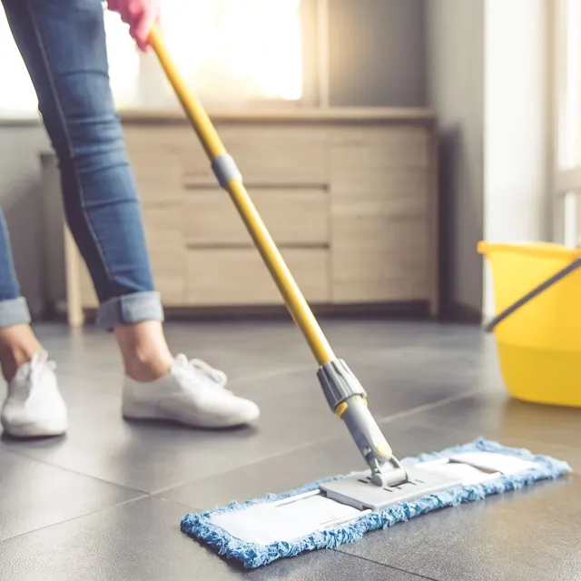 Ricordiamoci di aspirare e lavare i pavimenti di ciascuna stanza al termine della pulizia. - foto Leroy Merlin