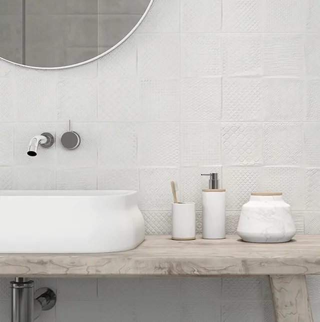 Un’idea per una parete bagno con piastrelle a rilievo – Leroy Merlin