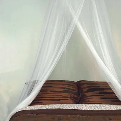 Zanzare lontane e riposo assicurato con la zanzariera da letto - Immagine Leroy Merlin