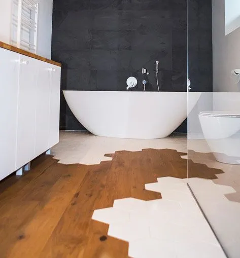 Originale bagno con parquet e piastrelle – designst