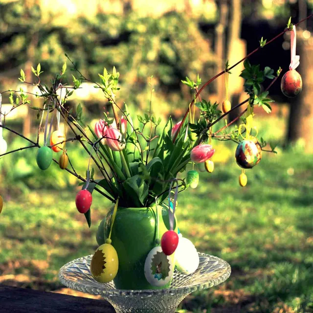Albero di Pasqua con uova colorate appese