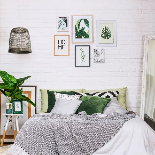 Quando non sai cosa mettere sopra il letto, punta su quadri e piante - Idea Leroy Merlin