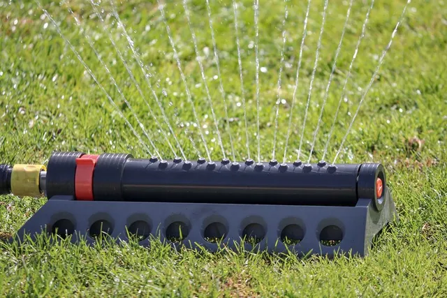 Un irrigatore oscillante è poco costoso ed efficiente per bagnare omogeneamente tutto il prato - foto Pixabay