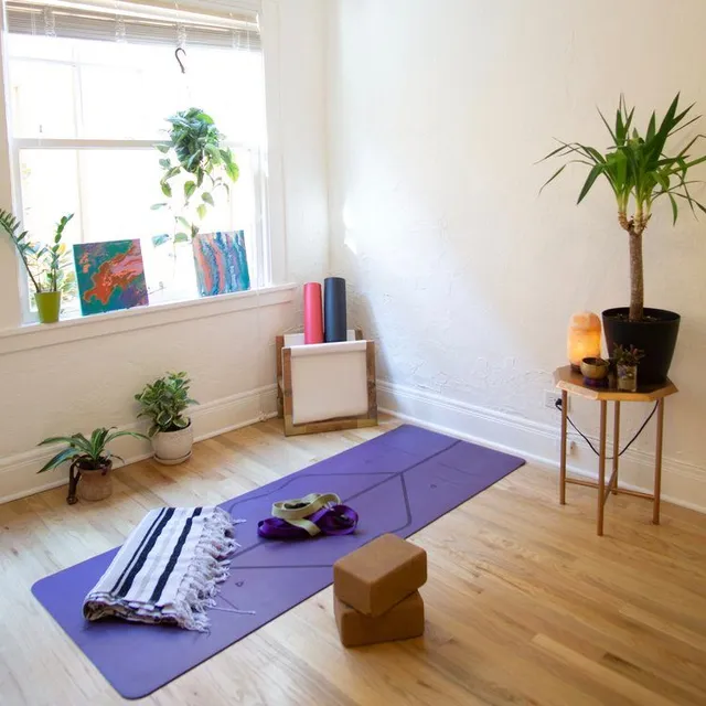 Basta un cesto contenitore per riporre l'attrezzatura yoga in un angolo della casa - Shadashiva