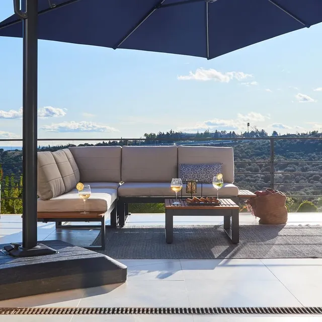 Coffee set da esterno con tappeto, cuscini e ombrellone da giardino - ispirazione Leroy Merlin
