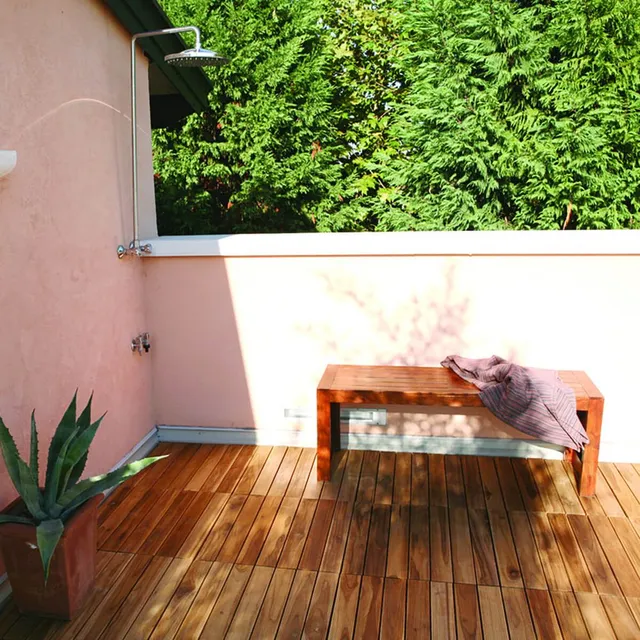 Il legno sostenibile per il terrazzo: il listone da esterno - Piastrelle ad incastro ONEK Thermowood in legno pino marchio PEFC