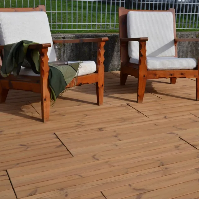 Il legno sostenibile per il terrazzo: il listone da esterno - Piastrelle ad incastro ONEK Thermowood in legno pino marrone marchio PEFC