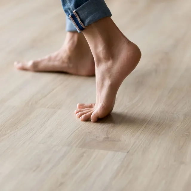 Camminare scalzi sul parquet pulito è un piacere naturale che regala benessere