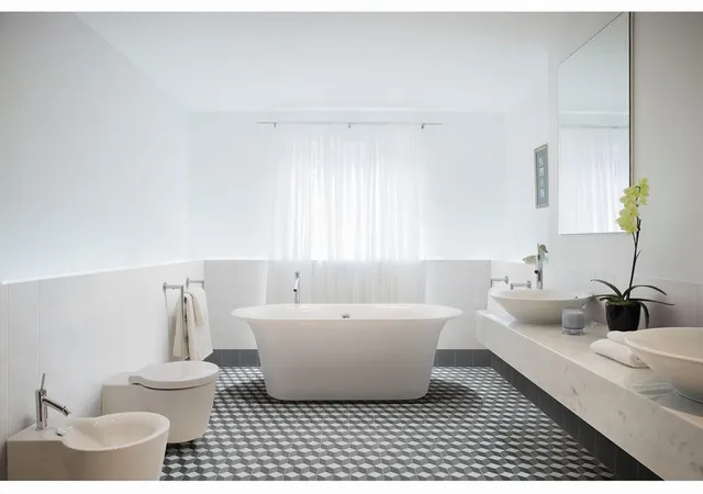 Fantasie geometriche bianche e nere per un bagno ispirato agli anni 50 - immagine Leroy Merlin