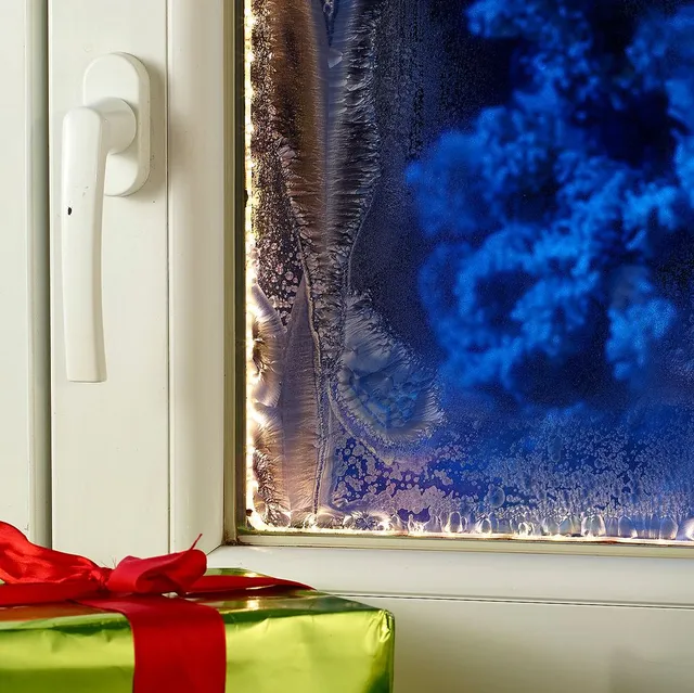 Illuminare una finestra con le strisce Led è un'ottima soluzione anche per chi vive in un appartamento in città. L'effetto sarà super romantico! - Foto Leroy Merlin