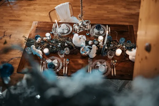 Un esempio di come preparare la tua tavola di Natale, qui in stile Artic – foto Ouifleurs