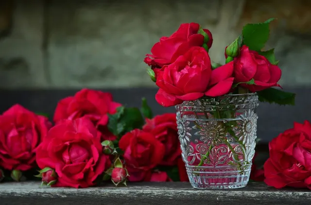 Un vaso di vetro farà sicuramente risaltare la bellezza delle tue rose rosse - foto Pixabay