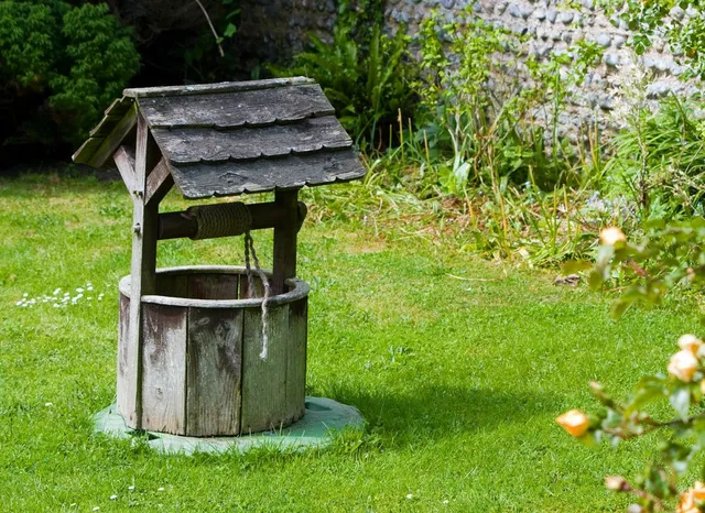 Un piccolo pozzo, anche finto, in giardino rende subito l'atmosfera più "magica" - foto Pixabay
