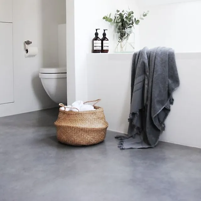 Pavimento in cemento da interni per il bagno minimalista - ehdesignco