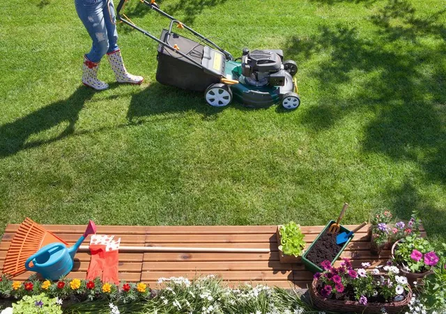 Tanti sono i lavori da fare per mantenere bello il giardino in estate, rimbocchiamoci le maniche! - foto Leroy Merlin