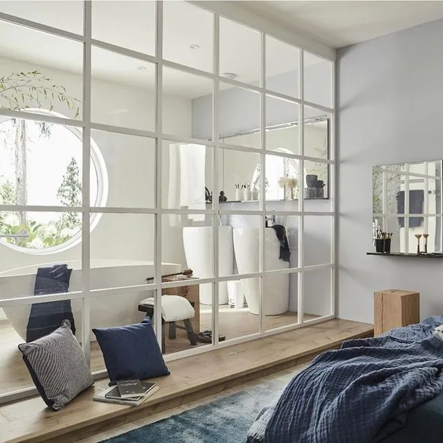 Le pareti di vetro separano gli ambienti con eleganza anche in camera da letto - Idea Leroy Merlin