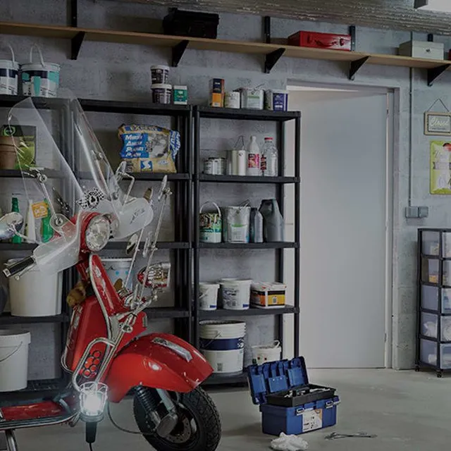 Auto, scooter, bici e attrezzi non rovinano le piastrelle in pvc del garage - Idea Leroy Merlin