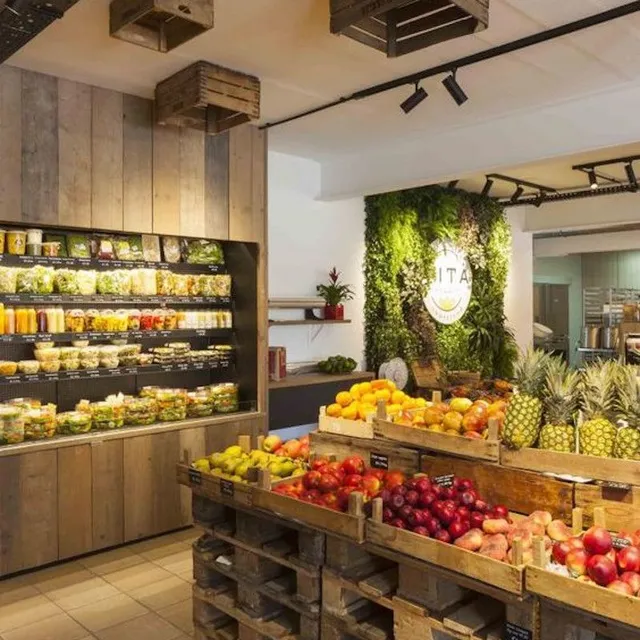 Con il legno le idee per arredare un accogliente negozio di frutta e verdura non mancano mai- Bossuyt shop
