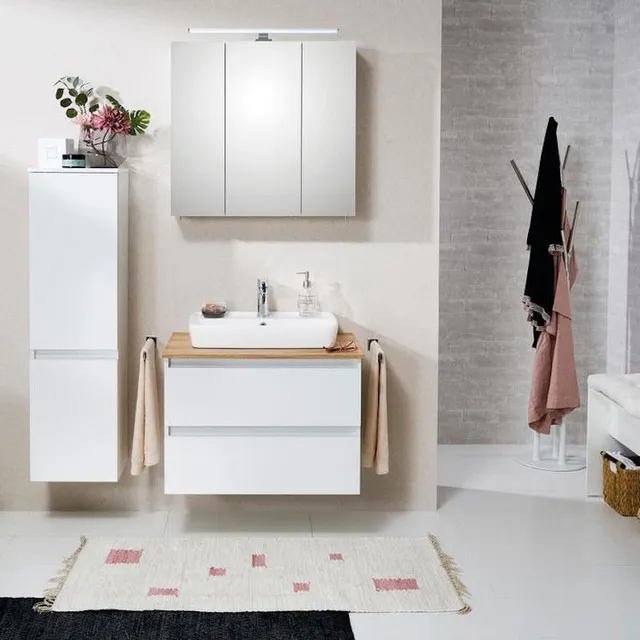La specchiera da bagno con ante rettangolare è perfetta nel bagno di ogni dimensione - Idea Leroy Merlin