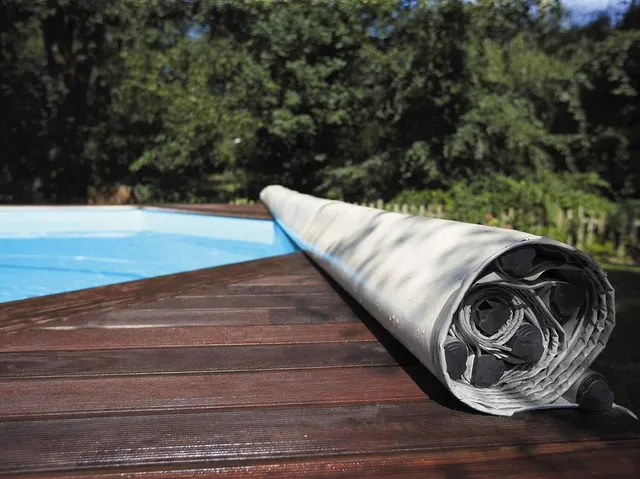 Una copertura specifica invernale protegge e mantiene pulita la tua piscina interrata. - Foto Leroy Merlin