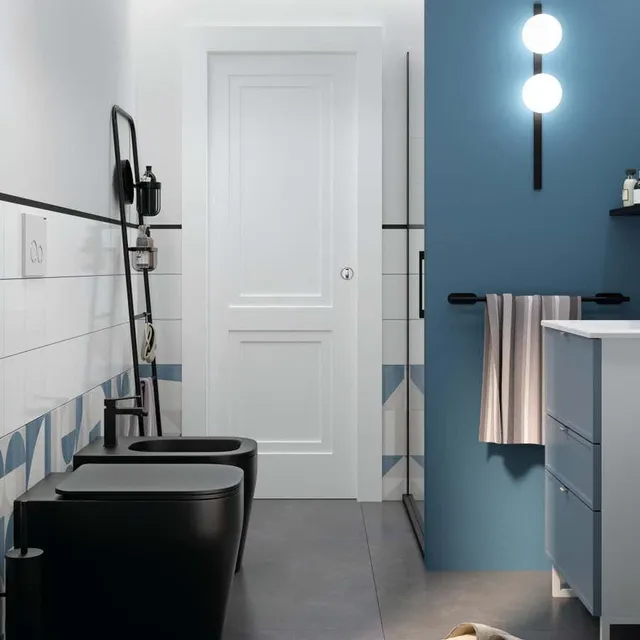 Bianco e blu per i rivestimenti di un bagno elegante - Idea Leroy Merlin