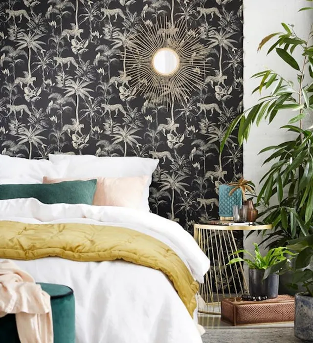La parete nera in camera da letto con effetto jungle - Idea Leroy Merlin