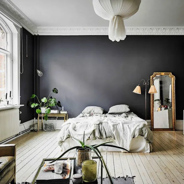La parete nera brillantinata illumina la stanza con stile glamour - mariekke