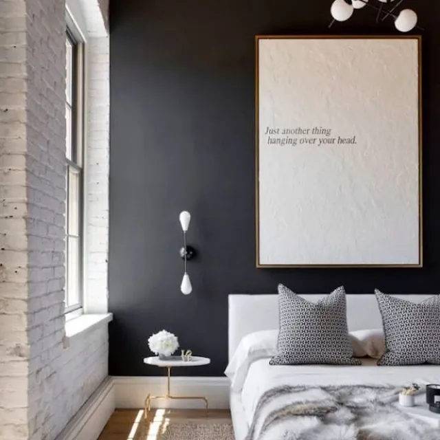 Camera da letto nordica con parete nera chic -31metrescarres.fr