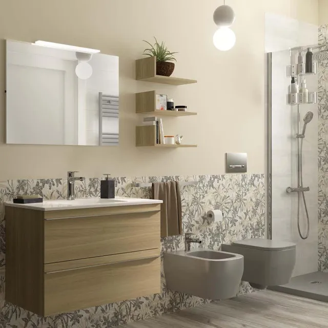 Mensole, mobili e specchi contenitore sono un must per arredare il bagno stretto e lungo - Idea Leroy Merlin