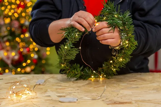 Step 3 - Come realizzare un pacchetto di Natale luminoso in stile Scandi  - Leroy Merlin