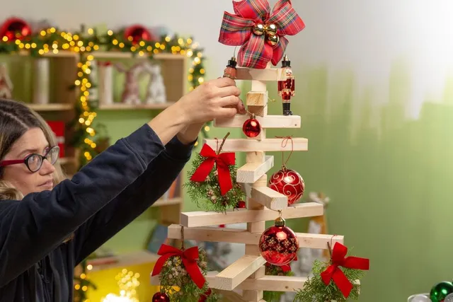 Step 5 - Come realizzare un albero di Natale in legno in stile Classic - Leroy Merlin