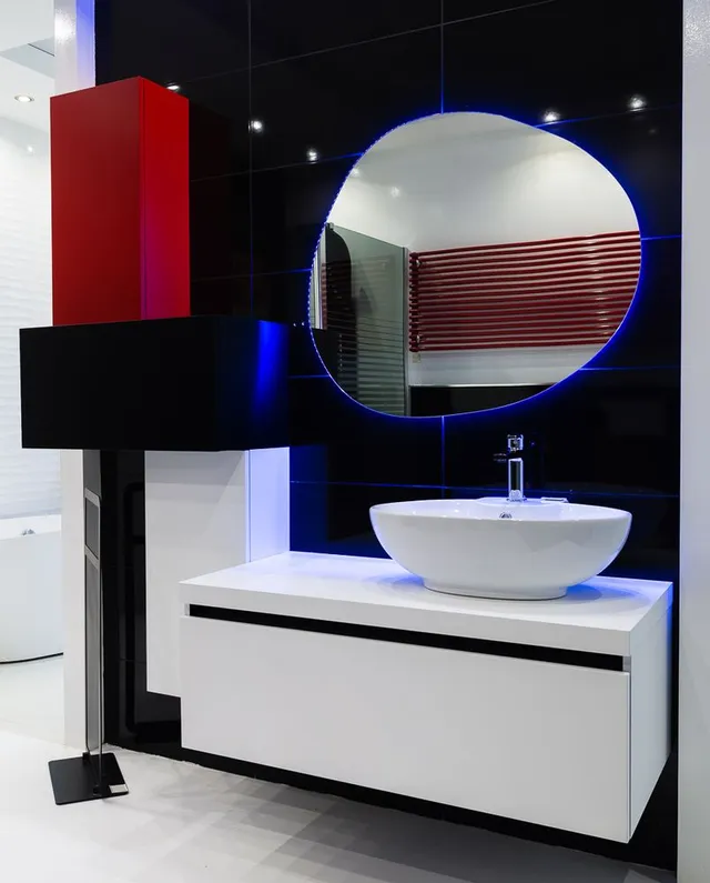 un'originale composizione di un mobile bagno, con un mobile sospeso, in abbinamento ad un lavabo appoggio e specchio retroilluminato a Led